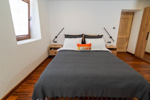 Erik room bed and window